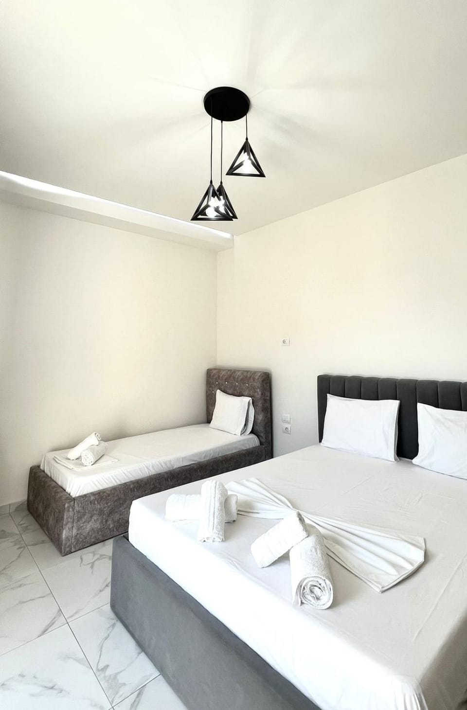 Bed, Bedroom, towels