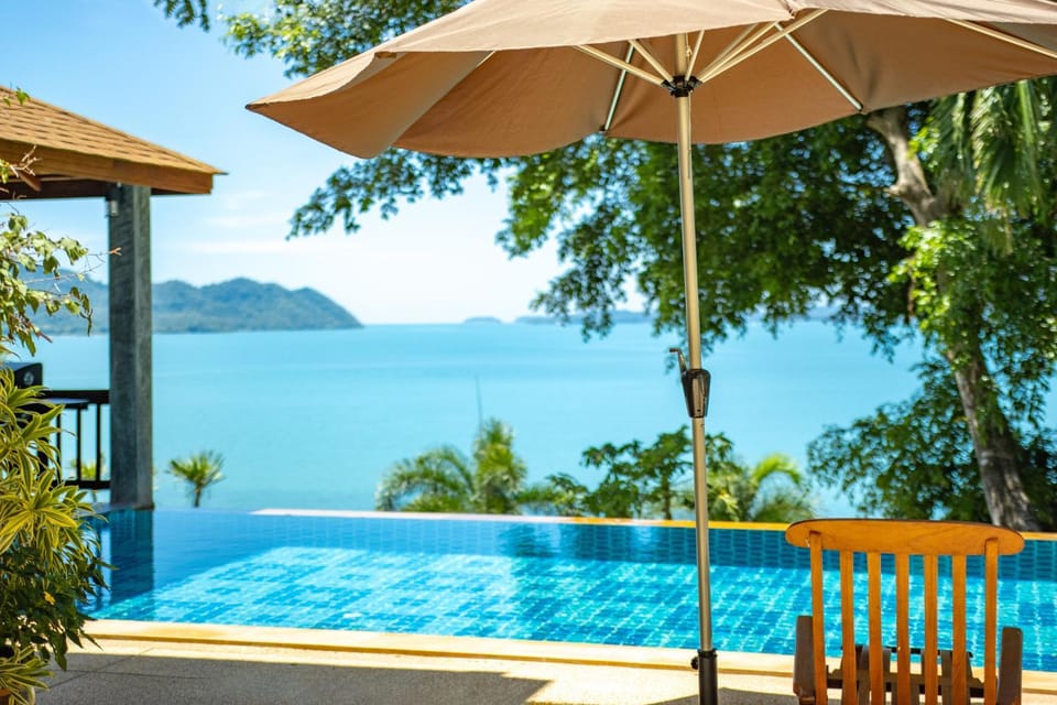 Aoyon Beach, a 5-bedroom Thai-style villa with stunning sea views, 50 meters direct beach access, free maid, Villa in Wichit
