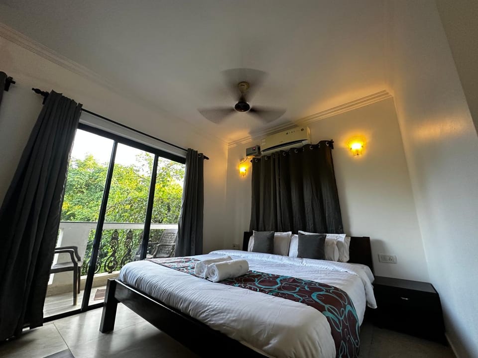 Photo of the whole room, Bedroom, fireplace, air conditioner