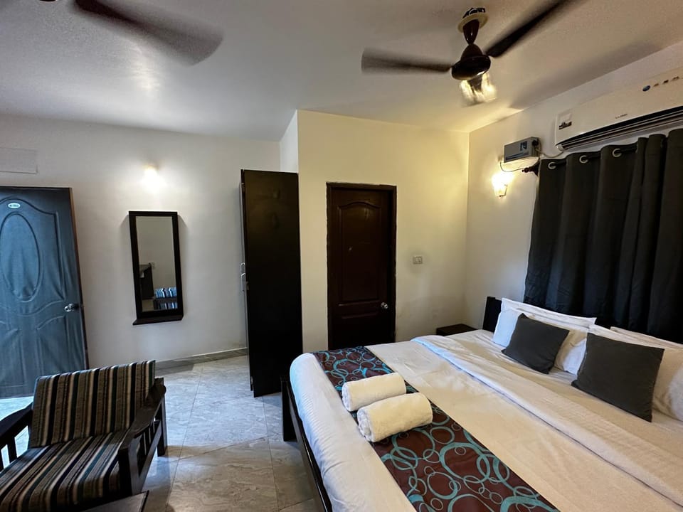 Bed, TV and multimedia, Photo of the whole room, Bedroom, fireplace, wardrobe, air conditioner