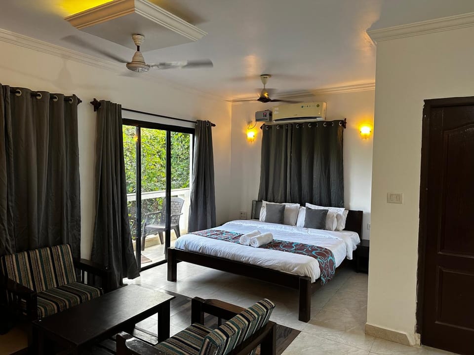 Bed, Photo of the whole room, Seating area, Bedroom, fireplace, air conditioner