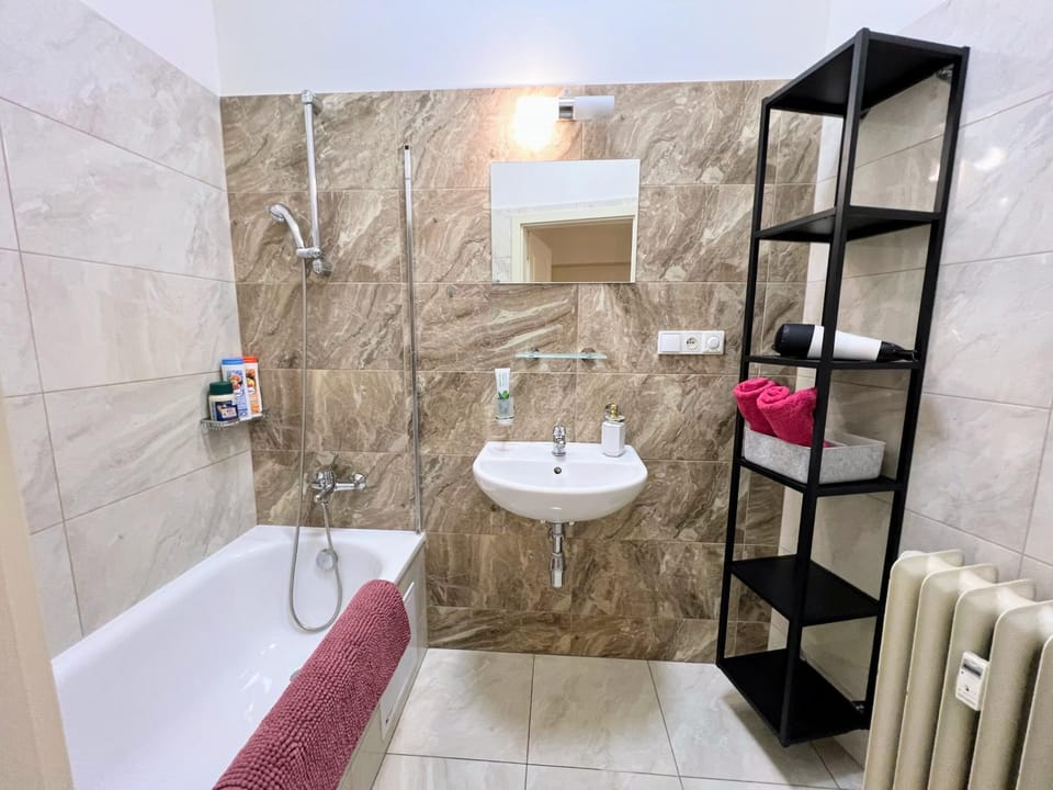 Bathroom, Bath, towels