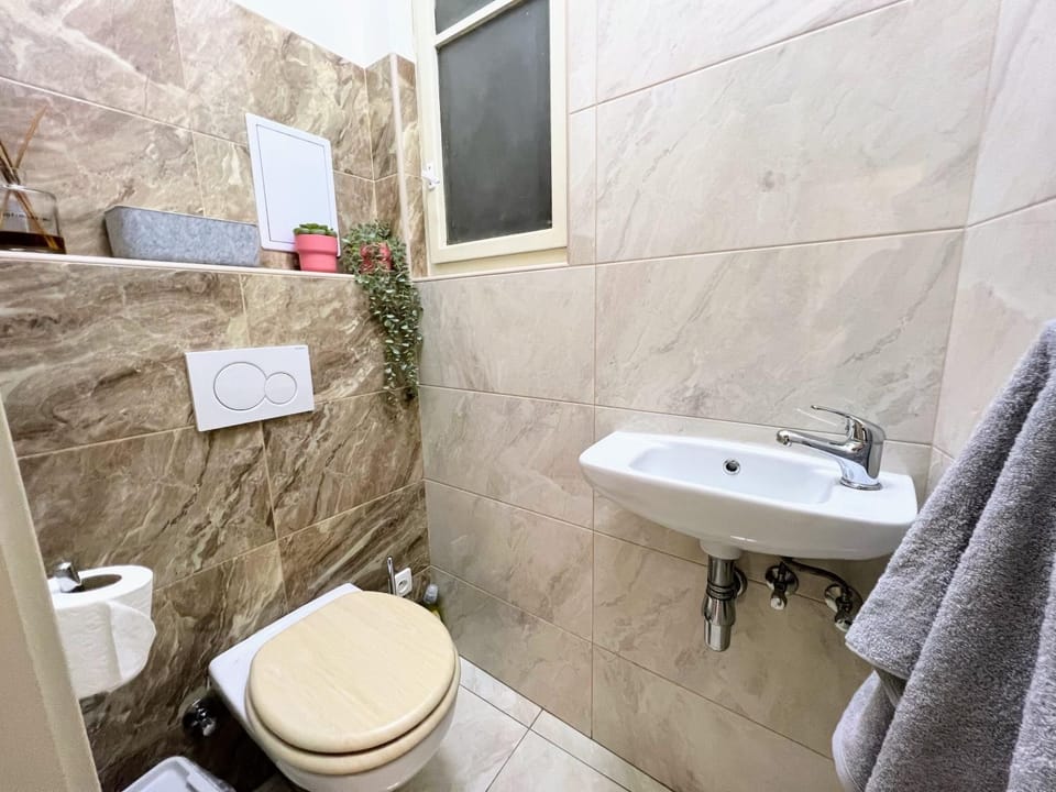 Toilet, towels