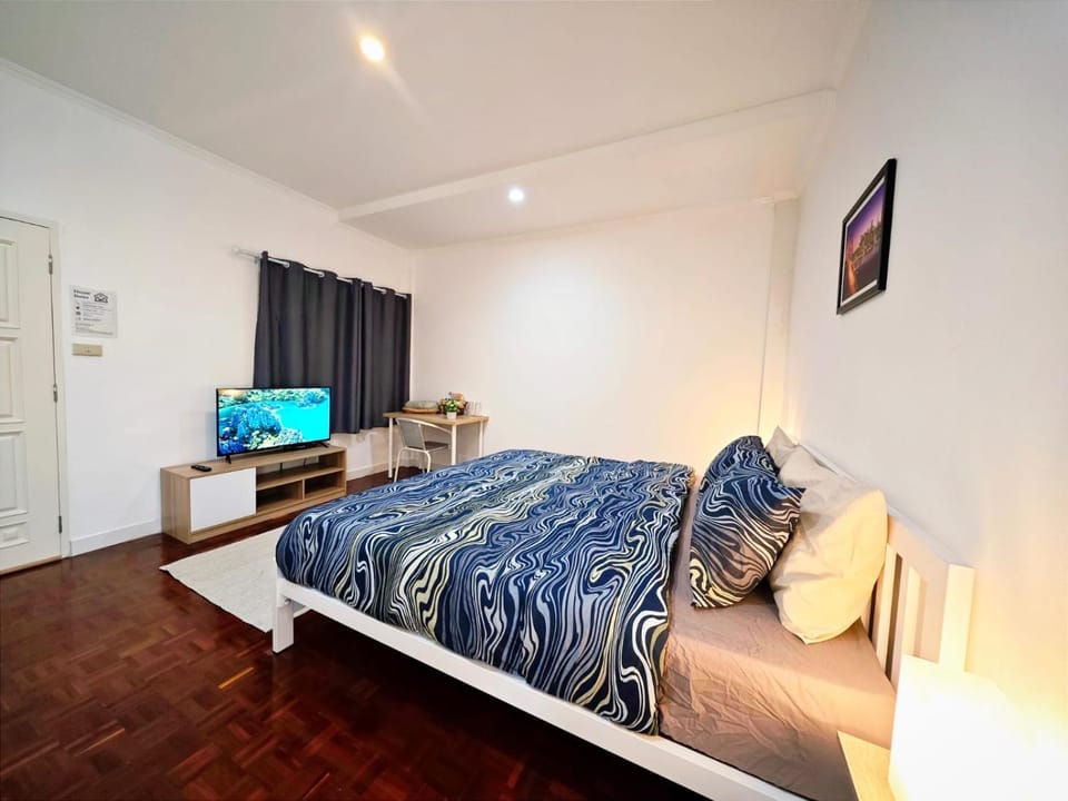 Bed, TV and multimedia, Photo of the whole room, Seating area, Bedroom