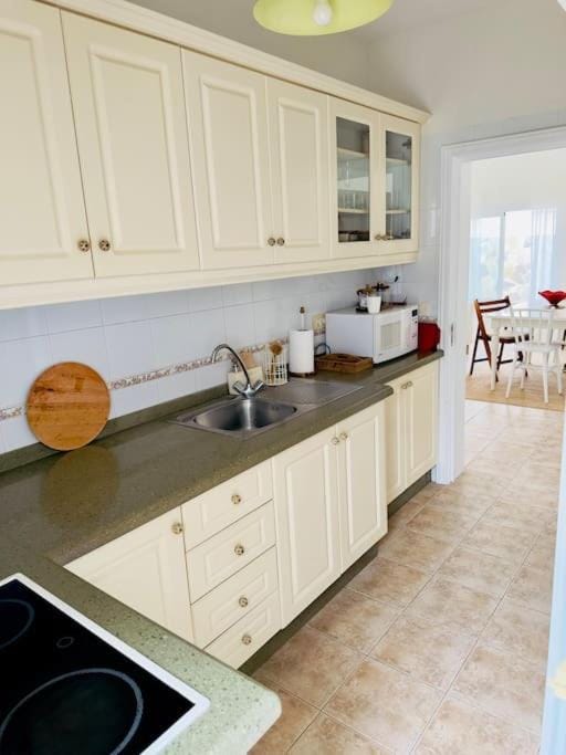 Kitchen or kitchenette, minibar, stove