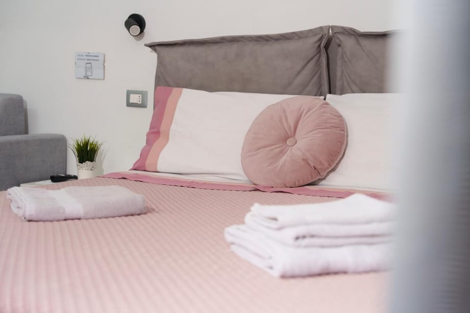 Bed, Photo of the whole room, Bedroom, towels