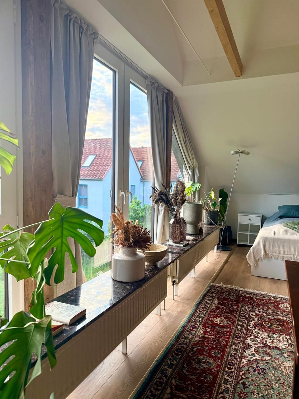 Bed, Living room, Photo of the whole room