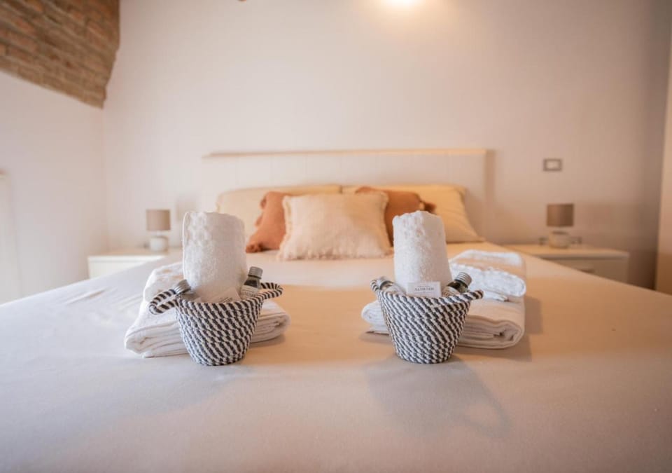 Bed, Bedroom, towels