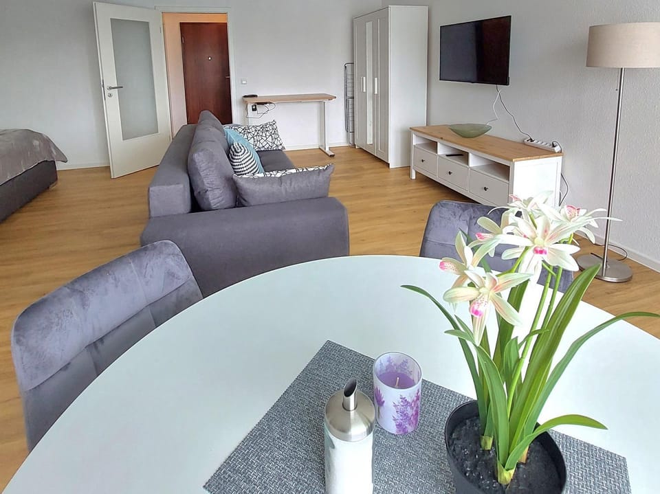 TV and multimedia, Living room, Seating area, Evening entertainment