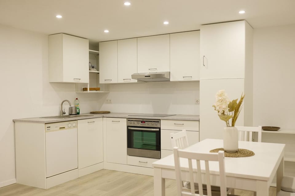 Kitchen or kitchenette, Dining area, dishwasher, pet friendly, stove