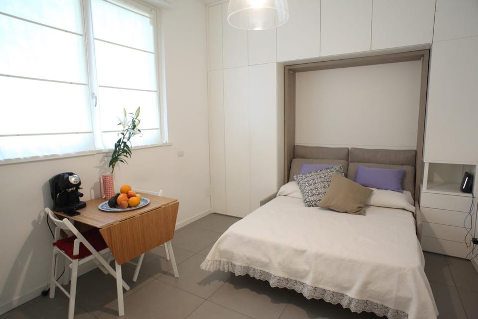 Bed, Decorative detail, Dining area, Lunch