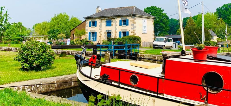 Très jolie péniche à louer Docked boat in Brittany