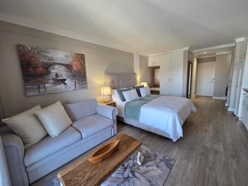 Ships Bell 17B - Luxury Harbor & Ocean View Condo Apartment in Eastern Cape