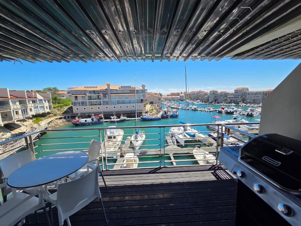 Ships Bell 17B - Luxury Harbor & Ocean View Condo Apartment in Eastern Cape
