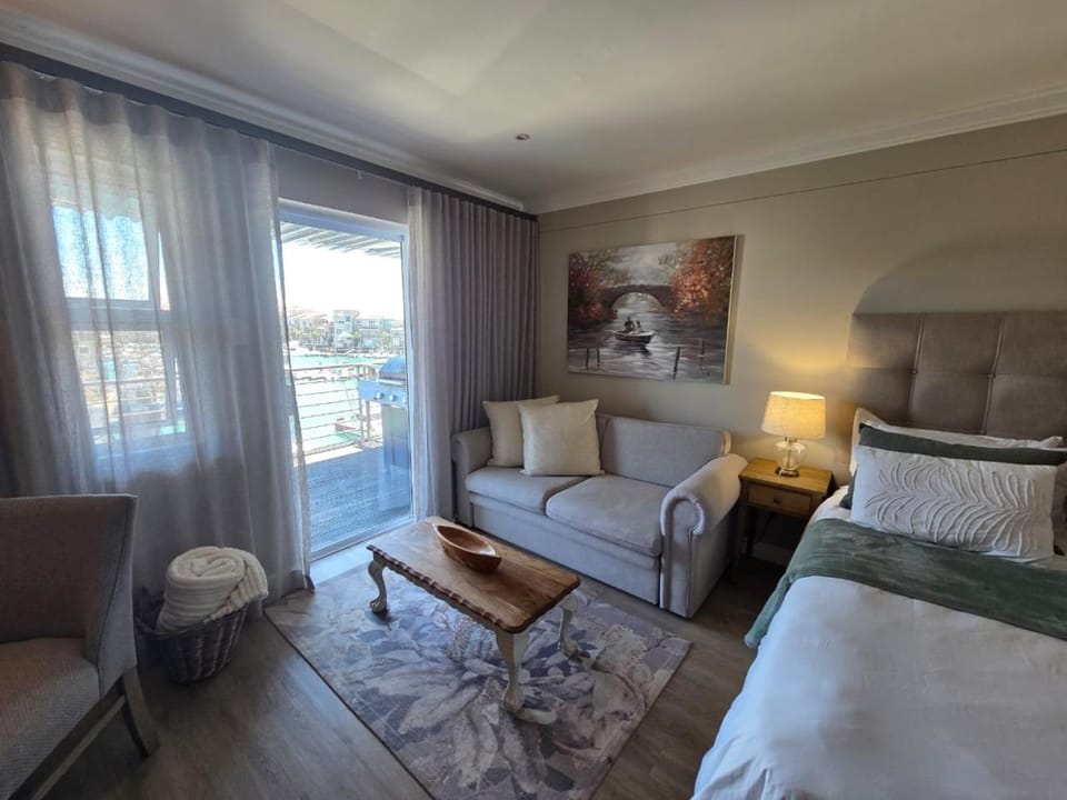 Ships Bell 17B - Luxury Harbor & Ocean View Condo Apartment in Eastern Cape