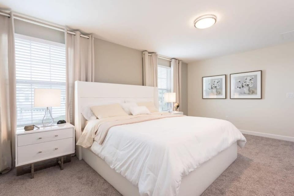 Private Pool, Modern Elegance, Ideal Locale House in Four Corners