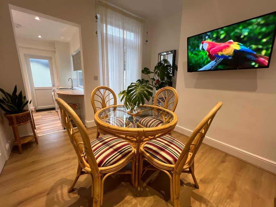 Communal lounge/ TV room, TV and multimedia, Living room, Seating area, Dining area, Evening entertainment