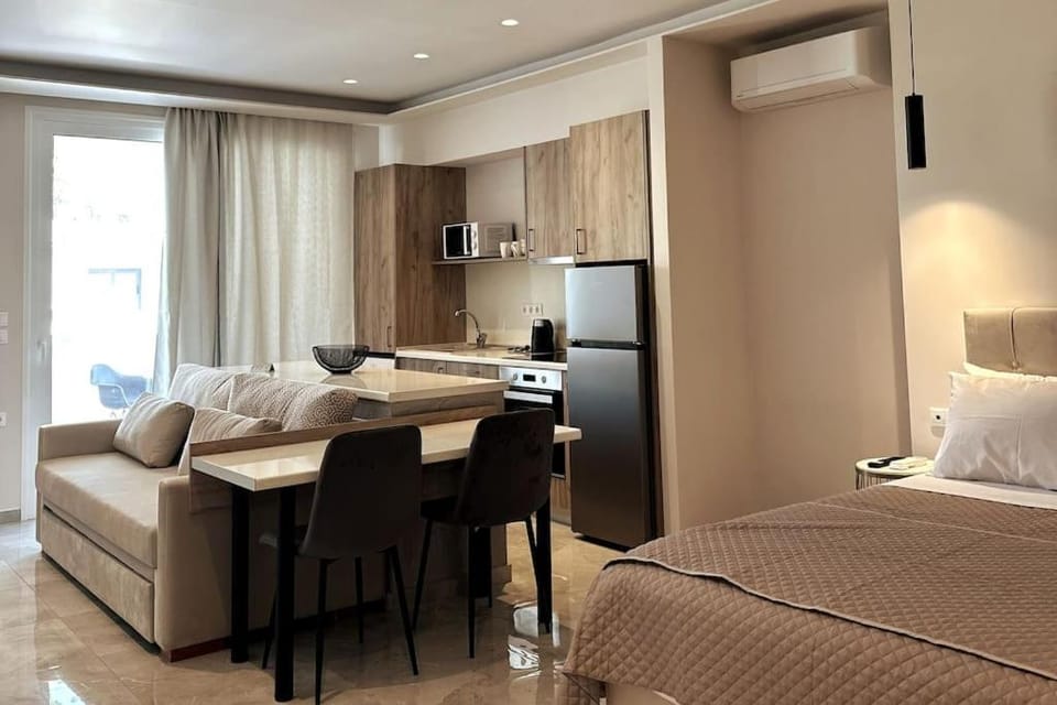 Kitchen or kitchenette, Seating area, Dining area, minibar, stove, air conditioner