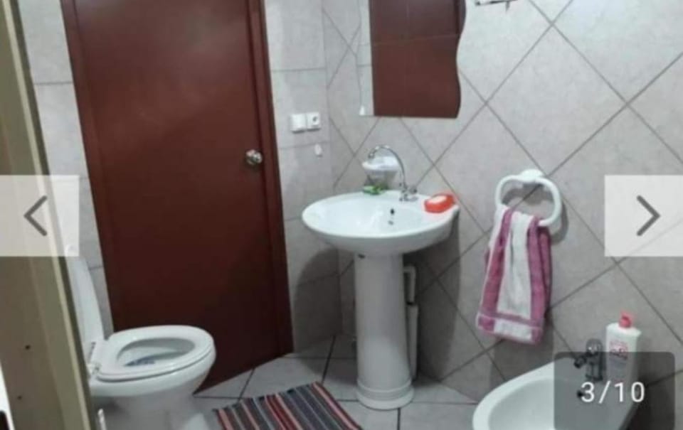 Shower, Toilet, Bathroom, bidet, towels