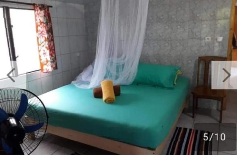 Bed, Photo of the whole room, towels
