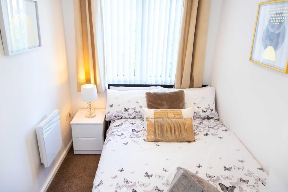 Executive 2 Bed Apartment with Free Parking by Amazing Spaces Relocations Ltd Apartment in Warrington