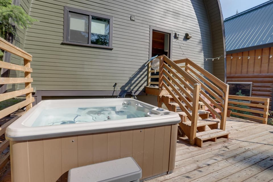 The Bow Roof Cabin - Meredith Lodging Cabin in Clackamas County