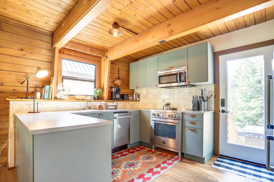 The Bow Roof Cabin - Meredith Lodging Cabin in Clackamas County