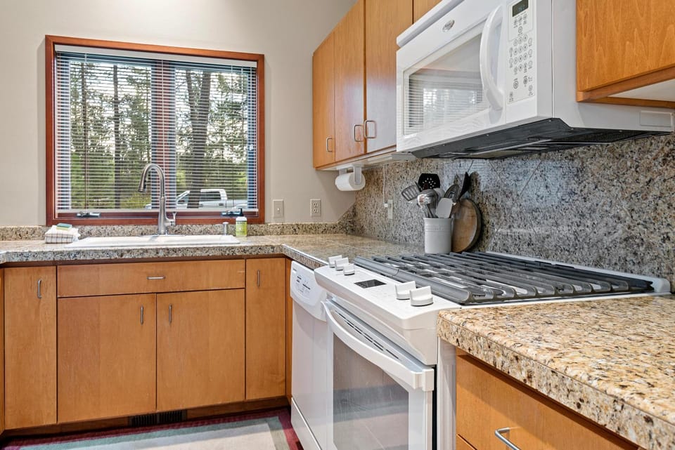 26 Mountain View Lodge - Meredith Lodging House in Sunriver
