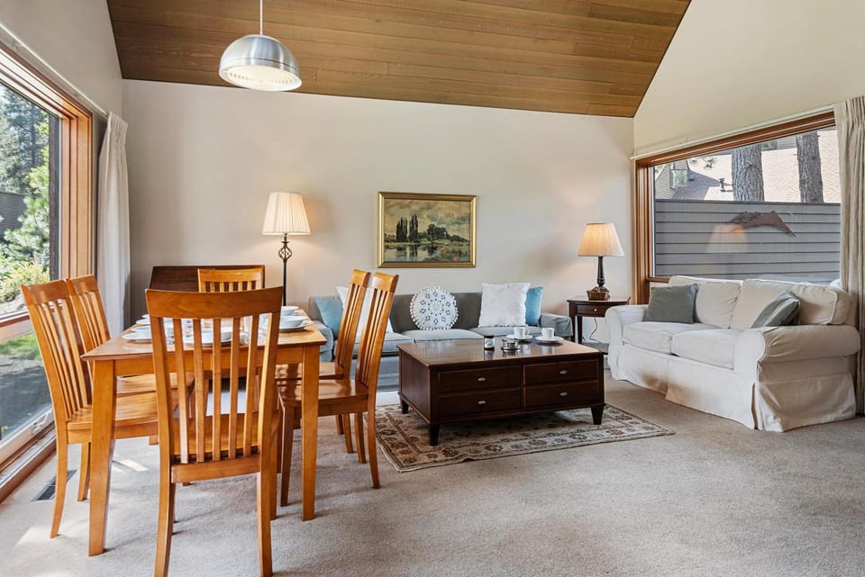 26 Mountain View Lodge - Meredith Lodging House in Sunriver