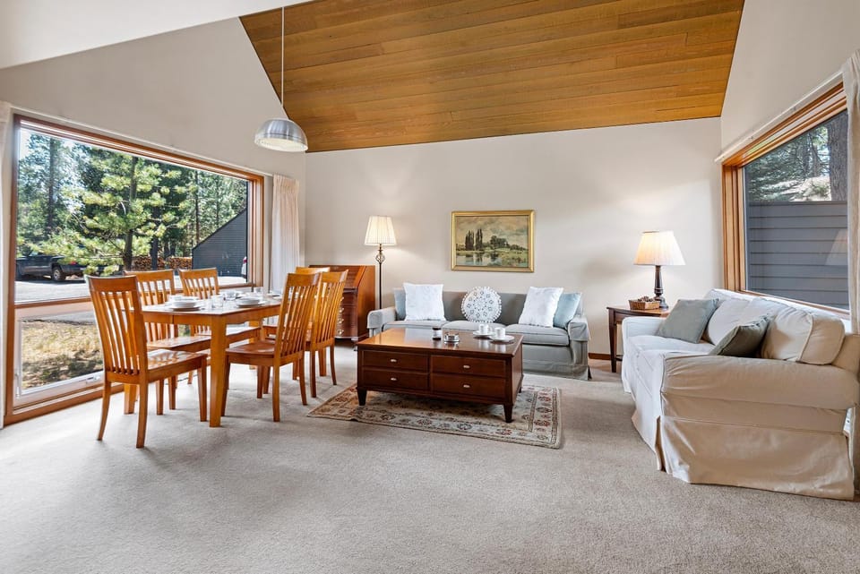 26 Mountain View Lodge - Meredith Lodging House in Sunriver