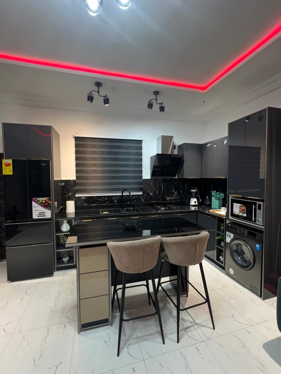 Kitchen or kitchenette, Dining area