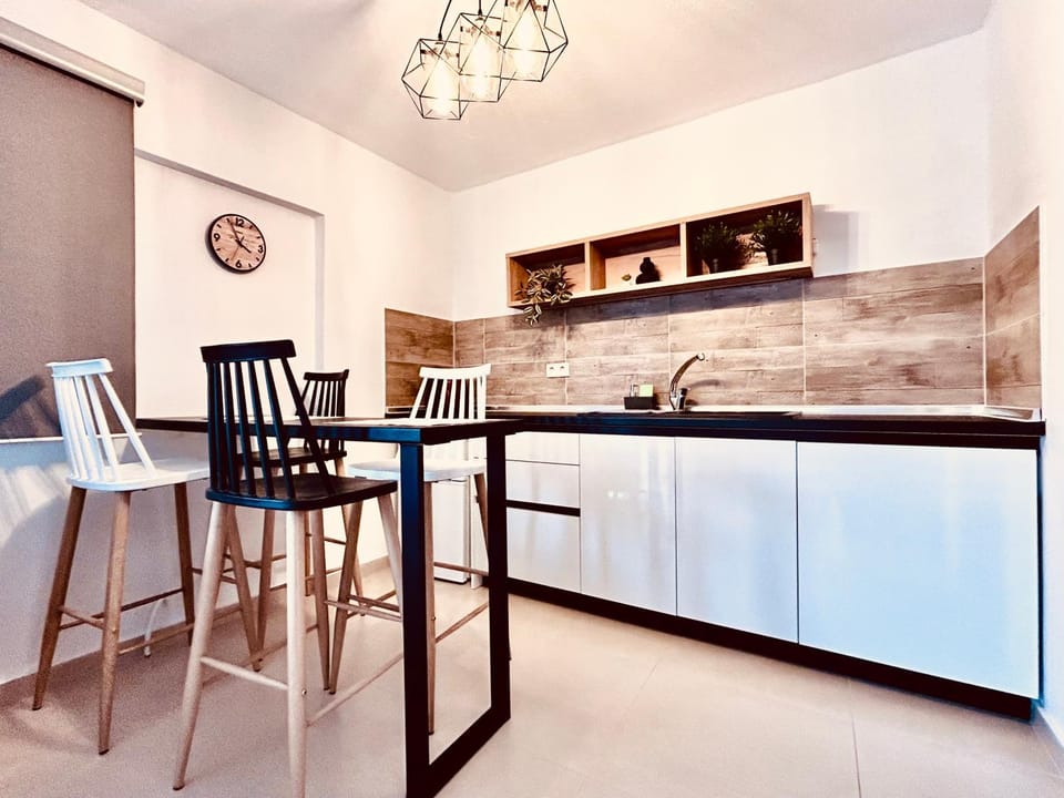 Coffee/tea facilities, Kitchen or kitchenette, Dining area, minibar