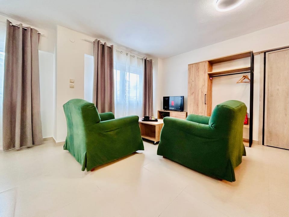 TV and multimedia, Living room, Seating area, Evening entertainment