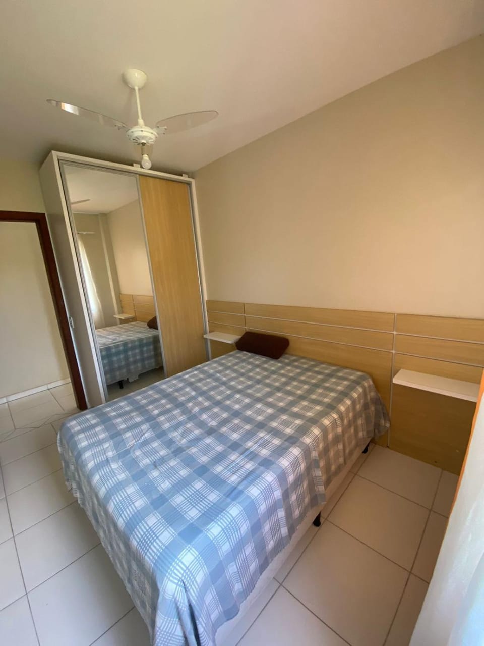 Bed, Photo of the whole room, fireplace, wardrobe