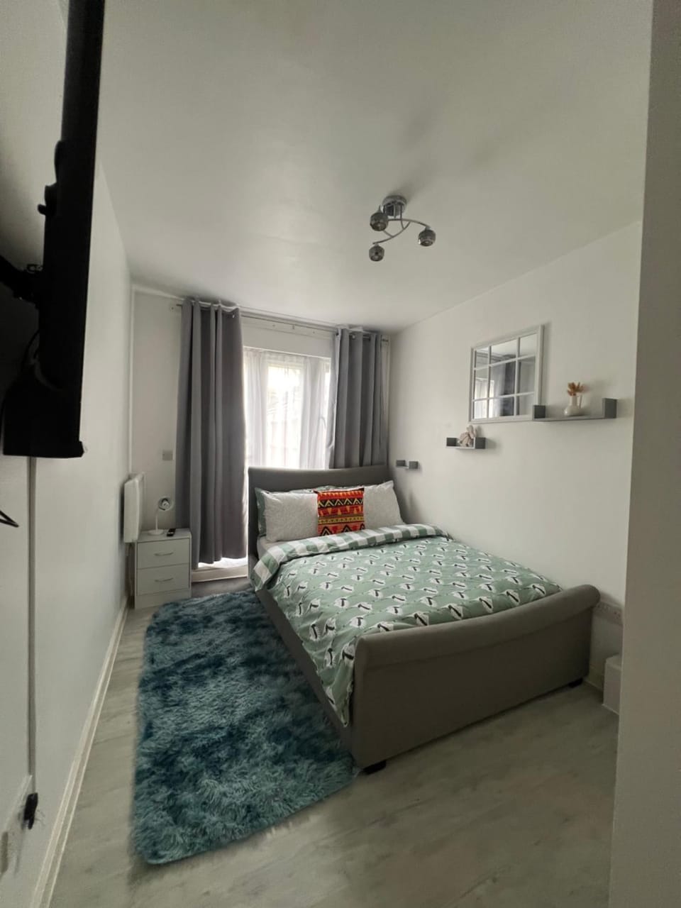 Crescent Apartment - Two bedroom Apartment in Ilford