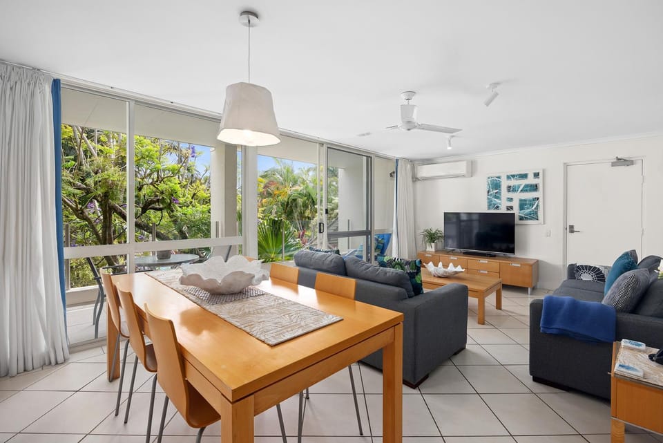 Communal lounge/ TV room, TV and multimedia, Living room, Seating area, Dining area, Evening entertainment