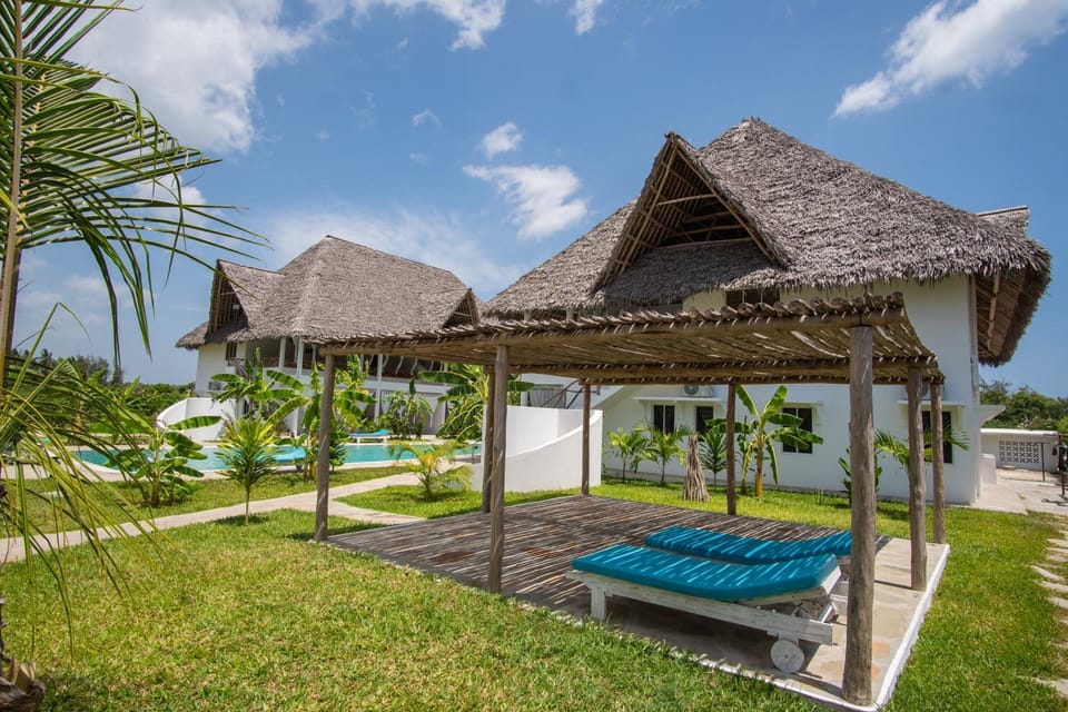 Patio, Spring, Day, Natural landscape, Garden, Garden view, Pool view, Swimming pool, sunbed