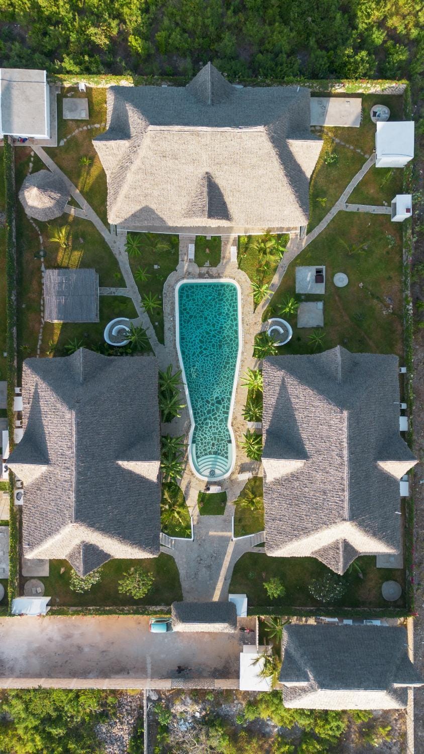 Shower, Property building, Day, Neighbourhood, Bird's eye view, Pool view, Street view, Swimming pool, Location, Parking, sunbed