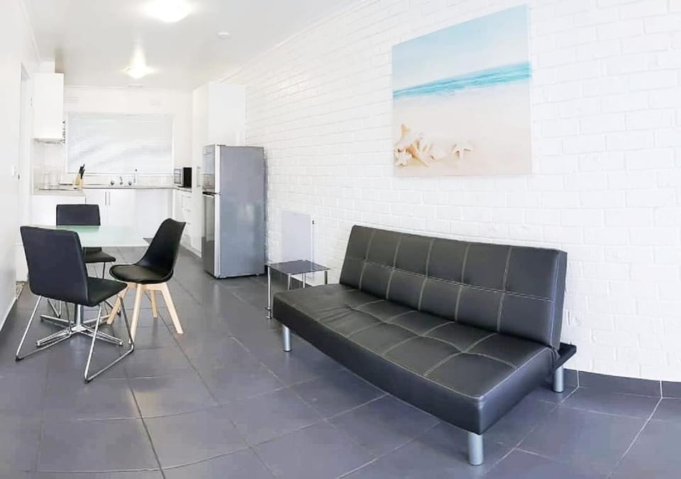 PROMO! Entire 2 Bedroom Unit Near Train Station! Free Parking & Wifi! Villa in Melbourne