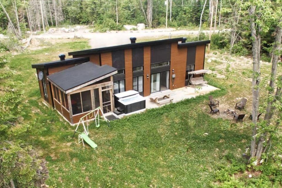 Chalet L'Écureuil (waterfront, modern, spa, BBQ) Chalet in Quebec