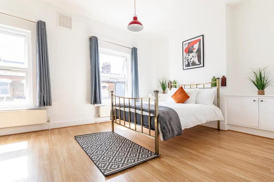 Photo of the whole room, Bedroom