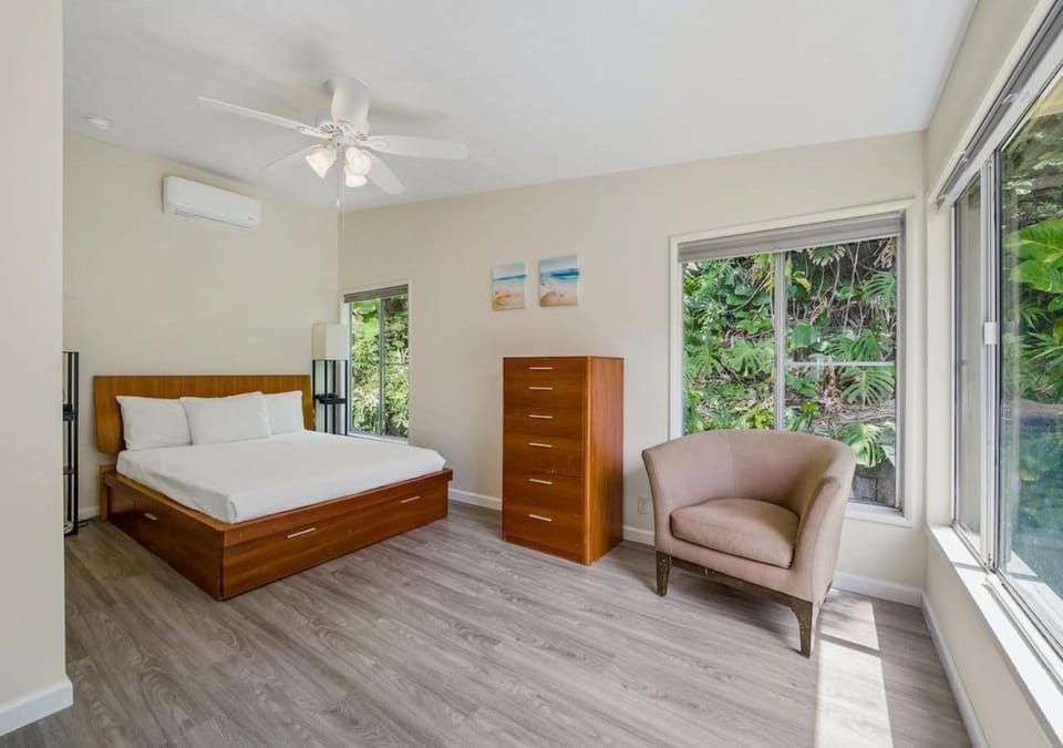 Bed, Photo of the whole room, Seating area, Bedroom, Garden view, air conditioner
