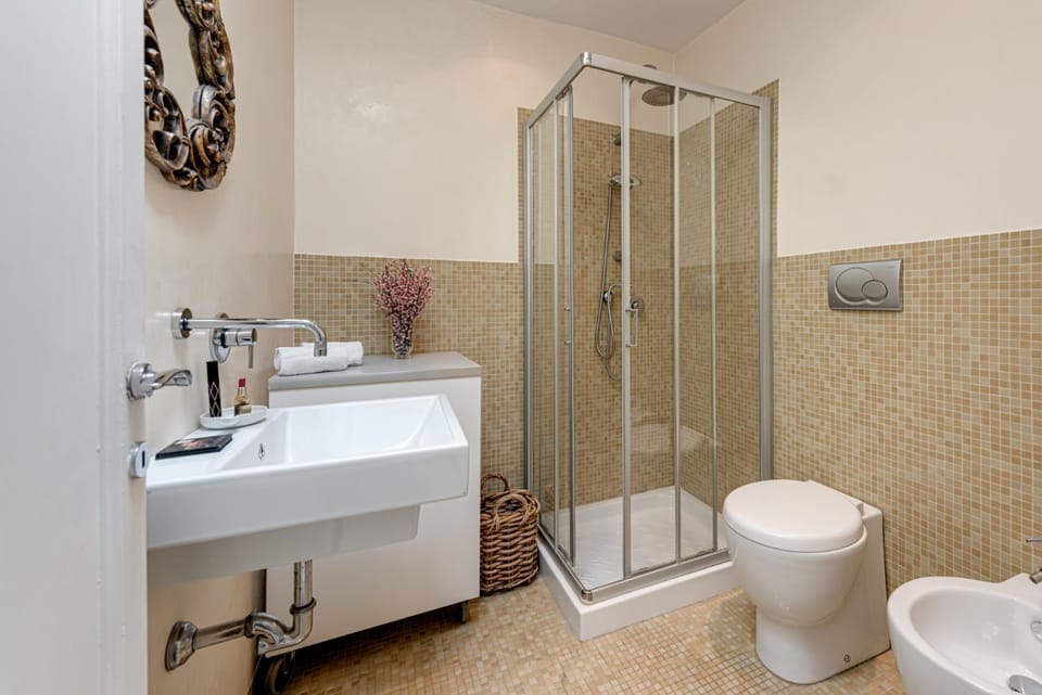 Shower, Toilet, Bathroom, bidet, towels