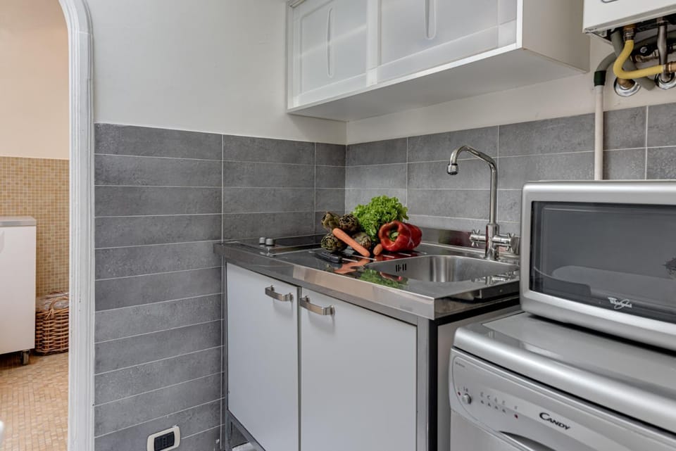 Kitchen or kitchenette, dishwasher, minibar, stove