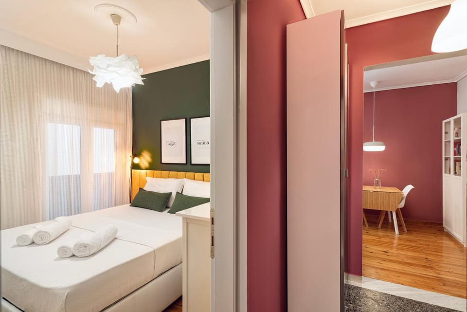 Property building, Bed, Library, Library, Living room, Other, Photo of the whole room, Dining area, Bedroom, microwave, towels, towels, wardrobe, air conditioner