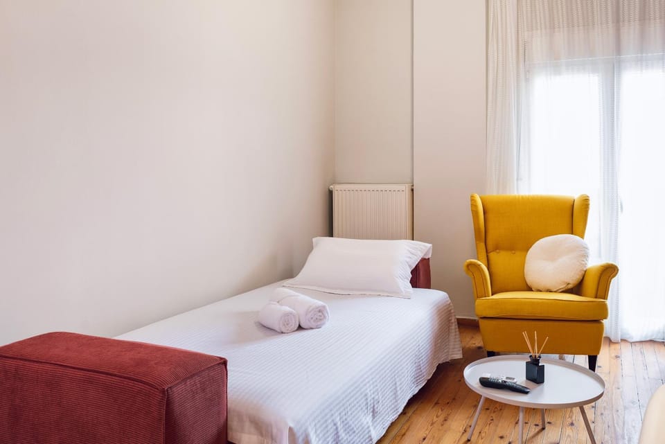 Bed, Living room, Photo of the whole room, Seating area