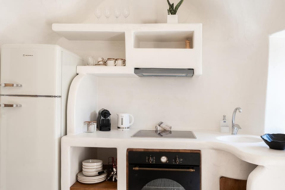 Coffee/tea facilities, Kitchen or kitchenette, stove