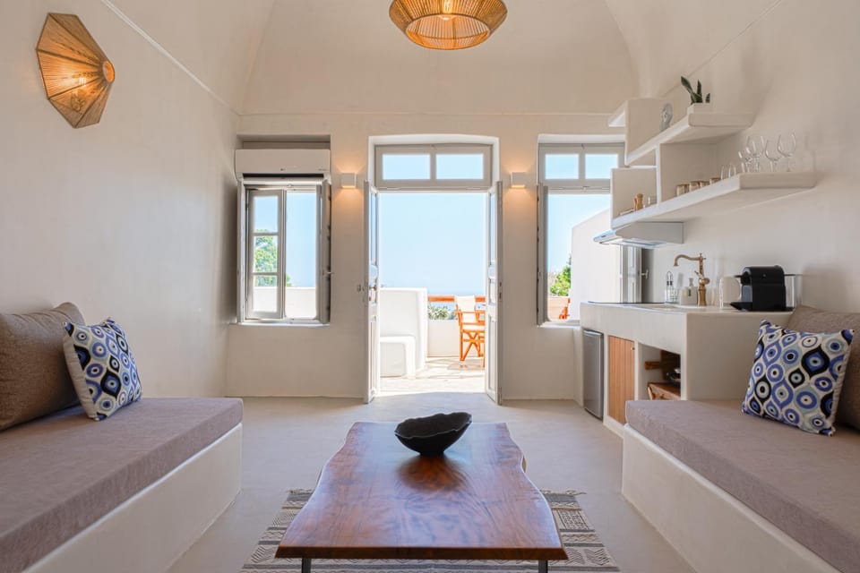 Coffee/tea facilities, Kitchen or kitchenette, Living room, Seating area, air conditioner