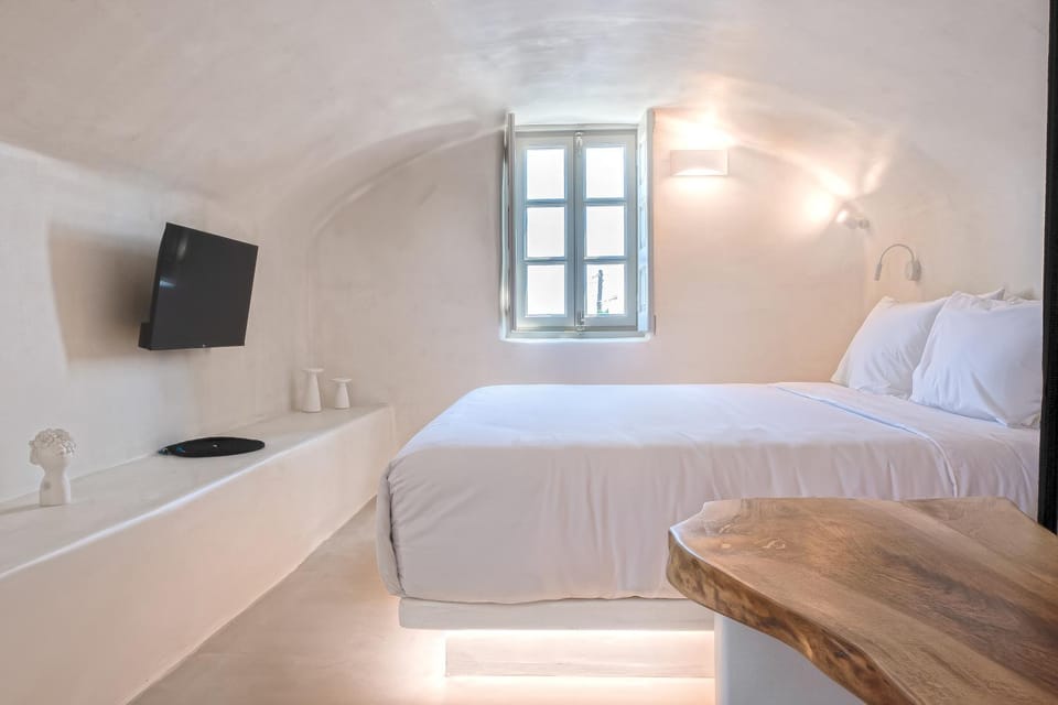 Bed, TV and multimedia, Bedroom