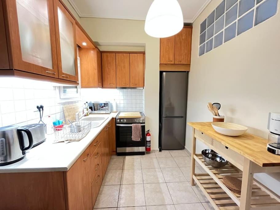 Coffee/tea facilities, Kitchen or kitchenette, Dining area, oven, stove, toaster